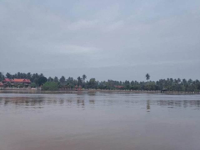 ขายที่ดินติดแม่น้ำแม่กลองเมืองสมุทรสงคราม เนื้อที่ 5 ไร่เศษ ขาย 10 ล้านต่อไร่