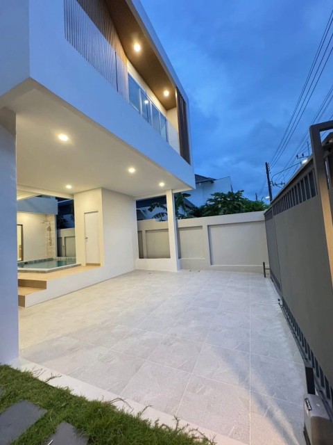 PRIVATE POOL VILLA FOR SALE Price 13.5 MLB.