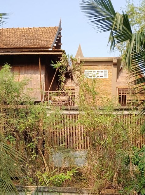 SALEขายที่ดินพร้อมบ้านทรงไทยติดคลอง ลาดใหญ่ เนื้อที่ 4 ไร่เศษ ขายเหมา 15 ล้าน