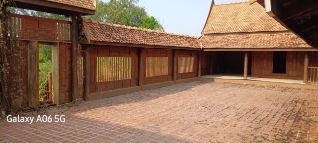 SALEขายที่ดินพร้อมบ้านทรงไทยติดคลอง ลาดใหญ่ เนื้อที่ 4 ไร่เศษ ขายเหมา 15 ล้าน